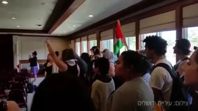 Pro-Palestinian protesters disrupt Jerusalem Mayor Nir Barkat s speech.mp4_#21